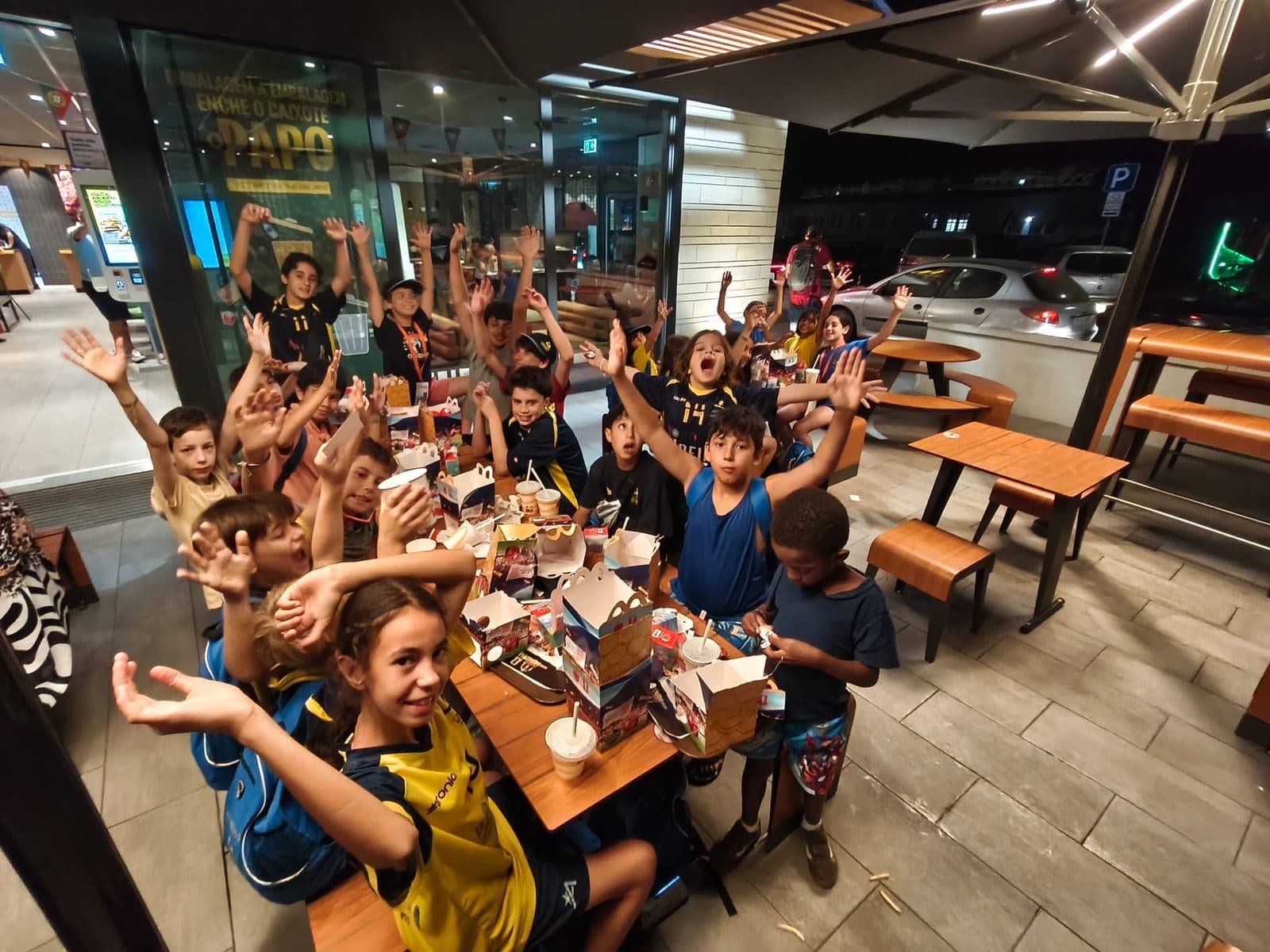 Jovens atletas do Camões Andebol a festejar à mesa depois de um torneio